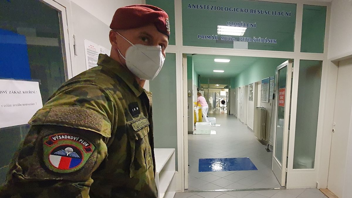Fotky: Čeští vojáci v plné polní. Na misi proti neviditelnému nepříteli